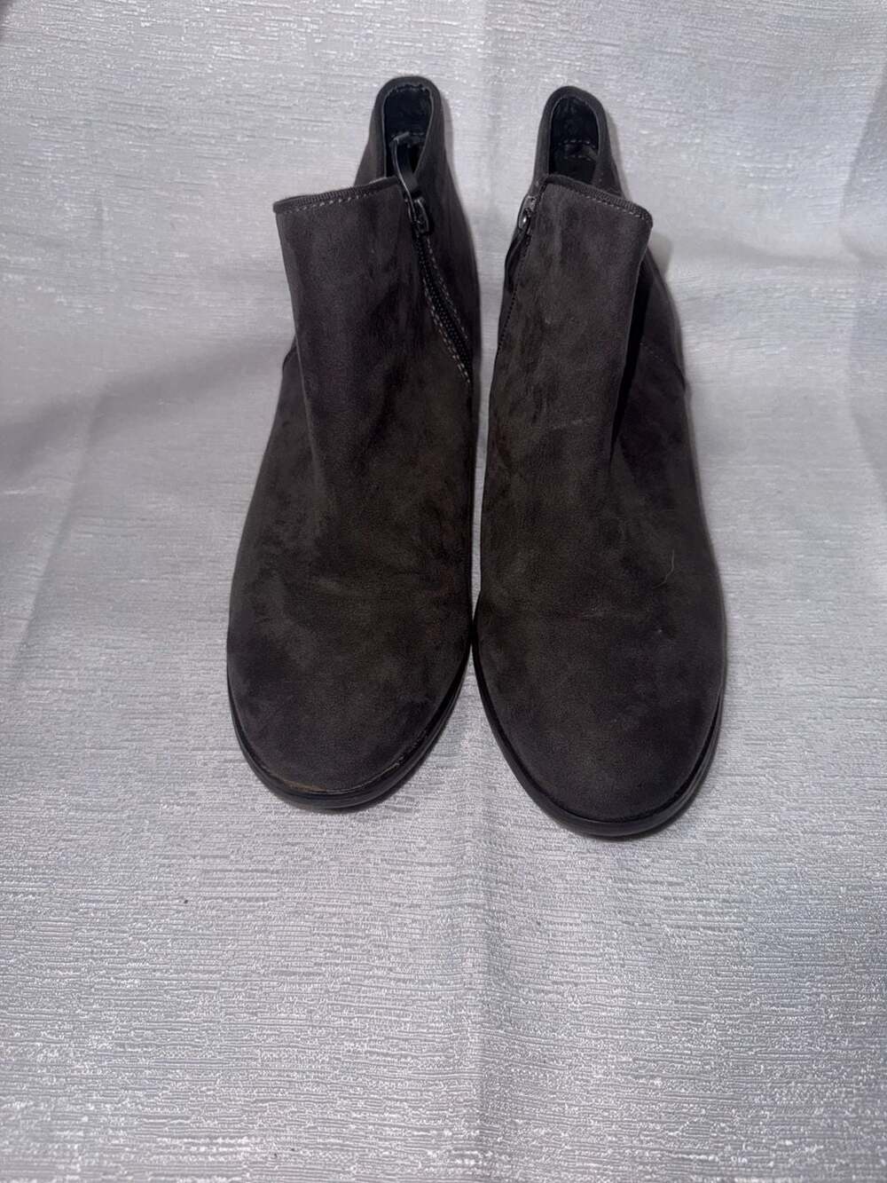 XAPPEAL Women's Gray Suede Block Heel Ankle Booties Size 8.5